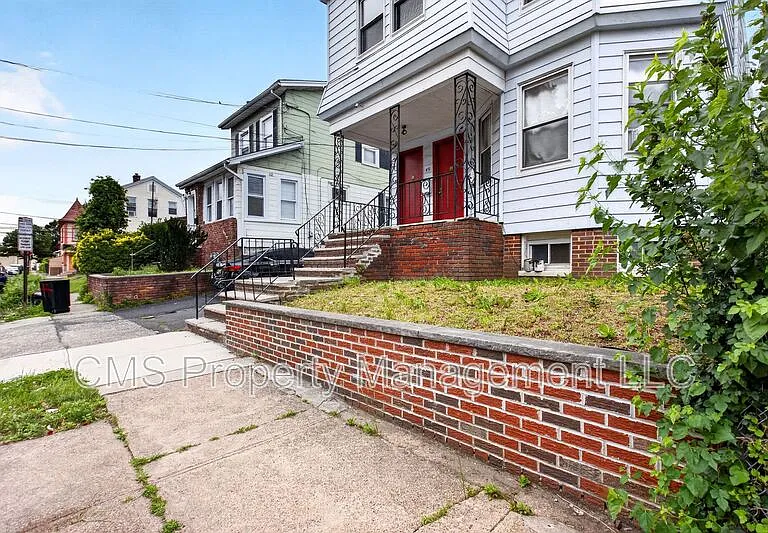 49 Welland Ave #2 — Photo 3