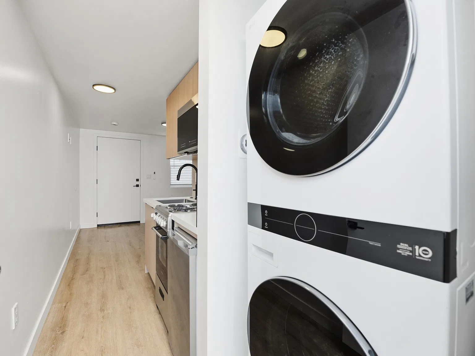 Studio, 200 sqft, $1,750 — Photo 3