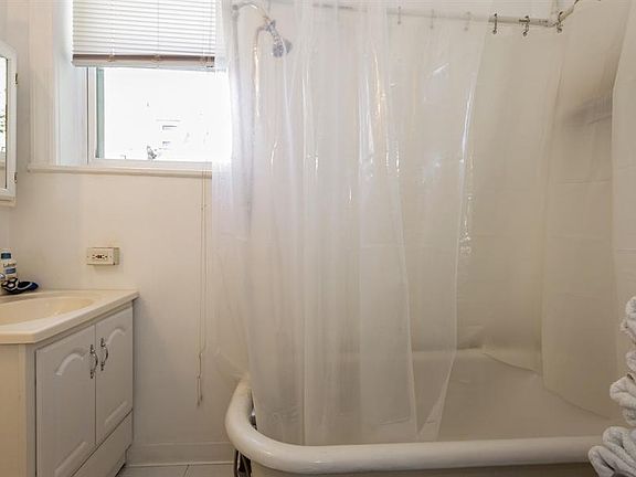 5th image of 3524 N Wilton Ave #2W