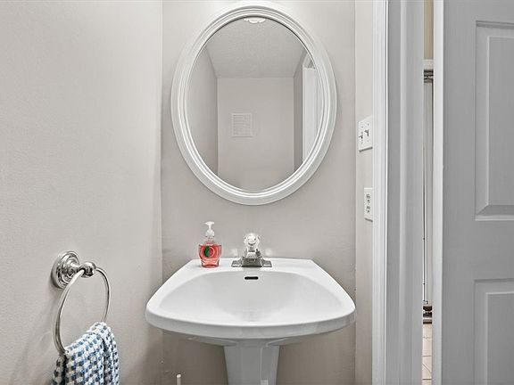 3rd image of 103 Parkridge Ln
