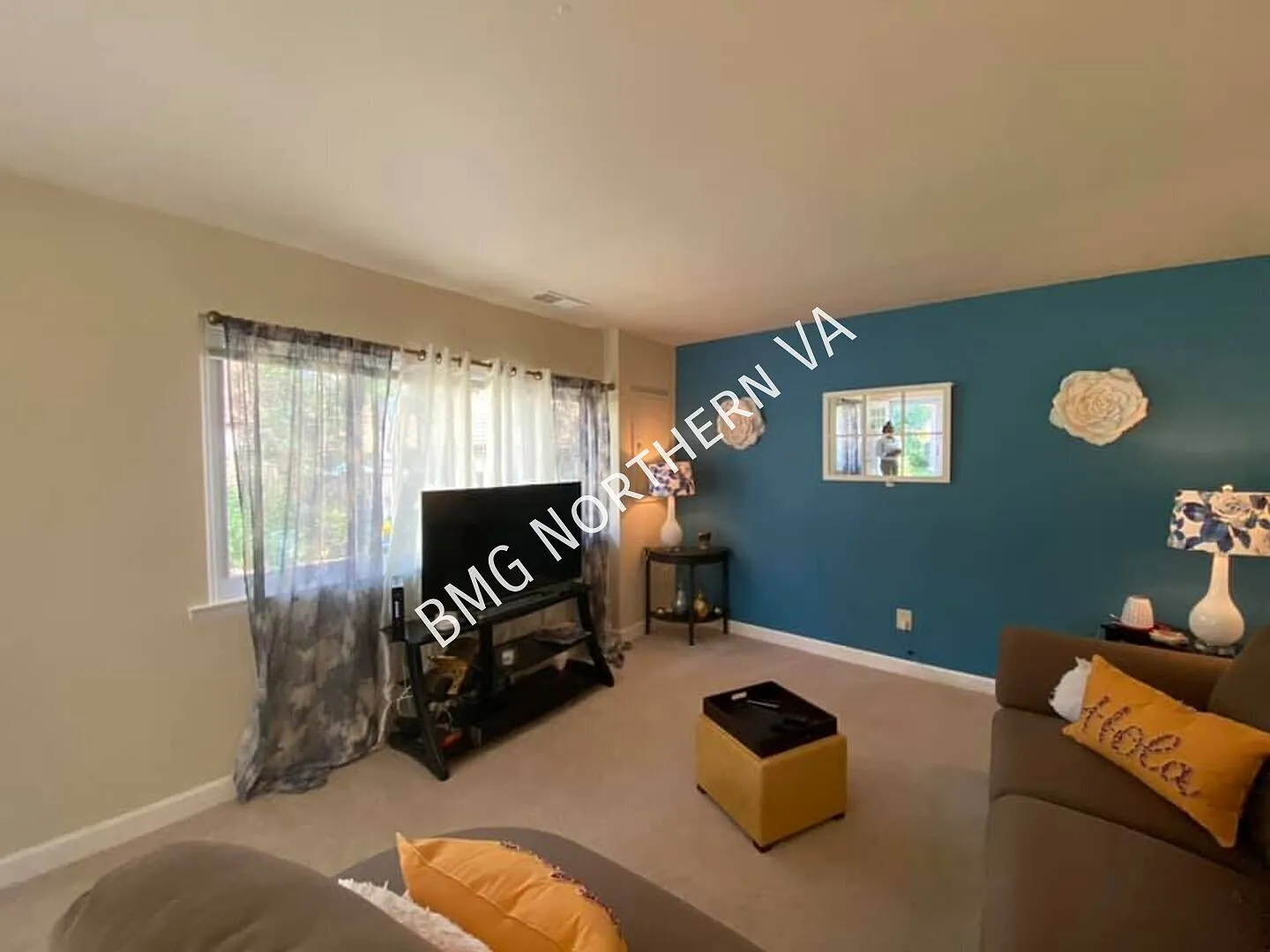 Beautiful 2-Level 3 Bedroom 2.5 Bathroom End Unit Townhome In Fantastic Sequoyah / Hybla Valley C... — Photo 3