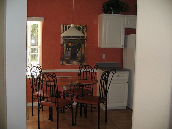  Eat in kitchen
