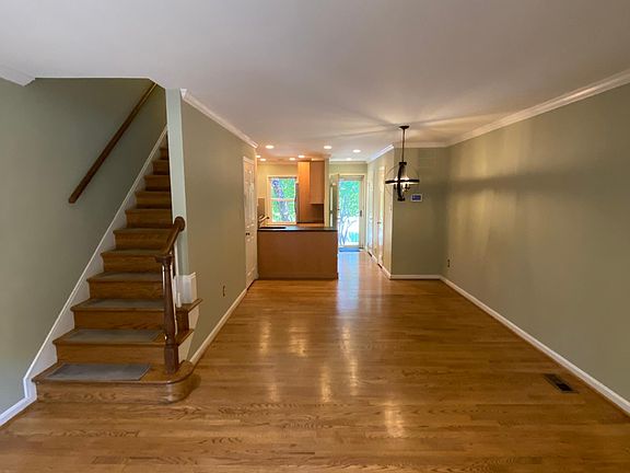 3rd image of 119 Great Falls St