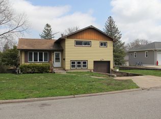 2511 W 8th St, Waterloo, IA 50702