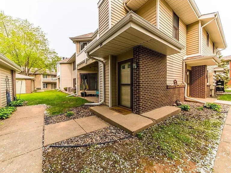 1126 E Travelers Trl — Photo 1