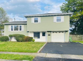 731 Riverbend Dr, Linden, NJ 07036