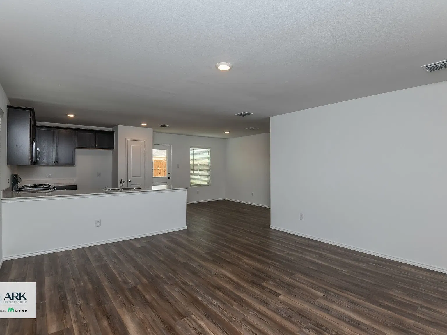 3 bed, 2.0 bath, 1302 sqft, $1,935 — Photo 4