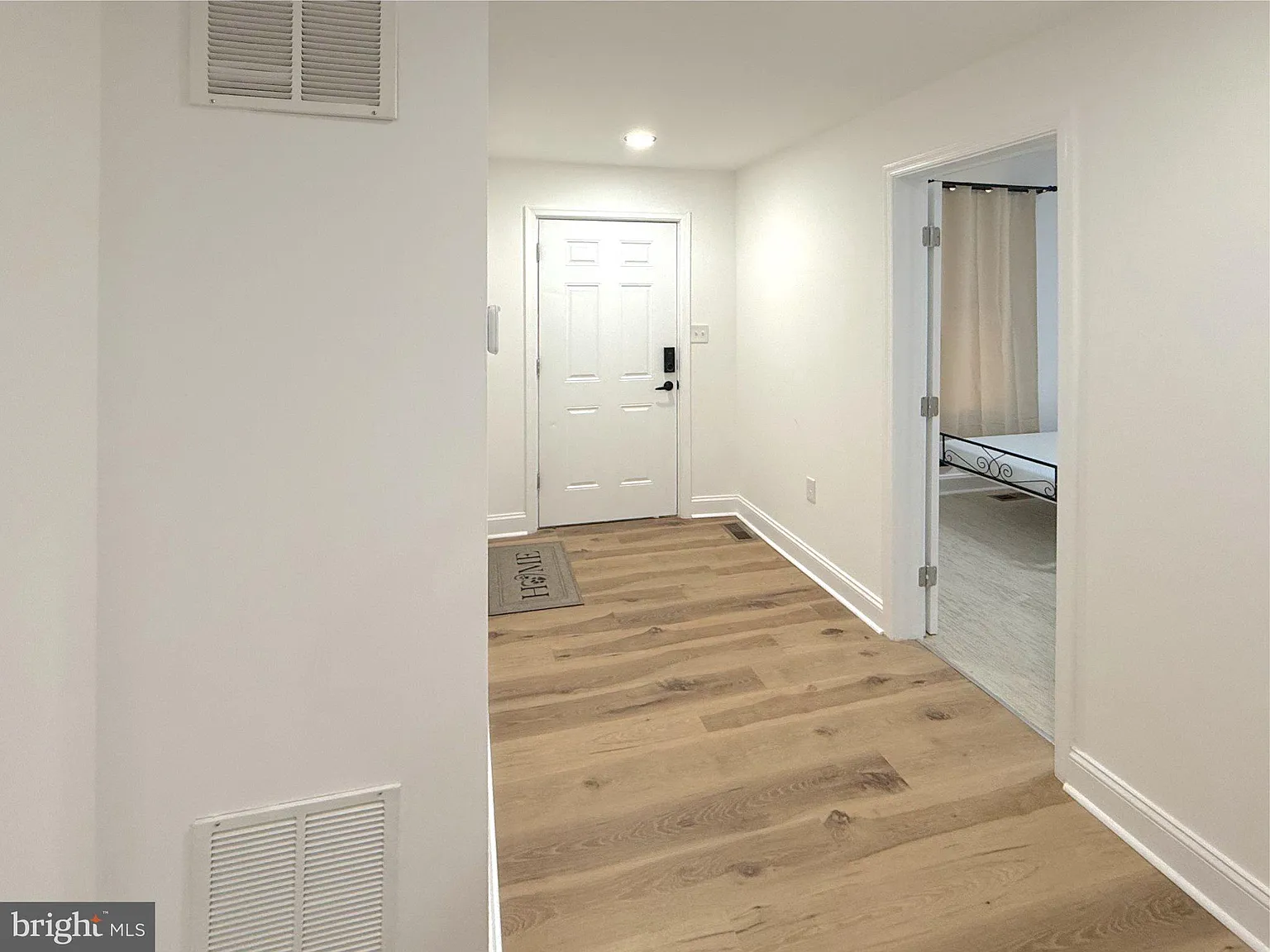 3 bed, 1.0 bath, 3319 sqft, $2,100 — Photo 2