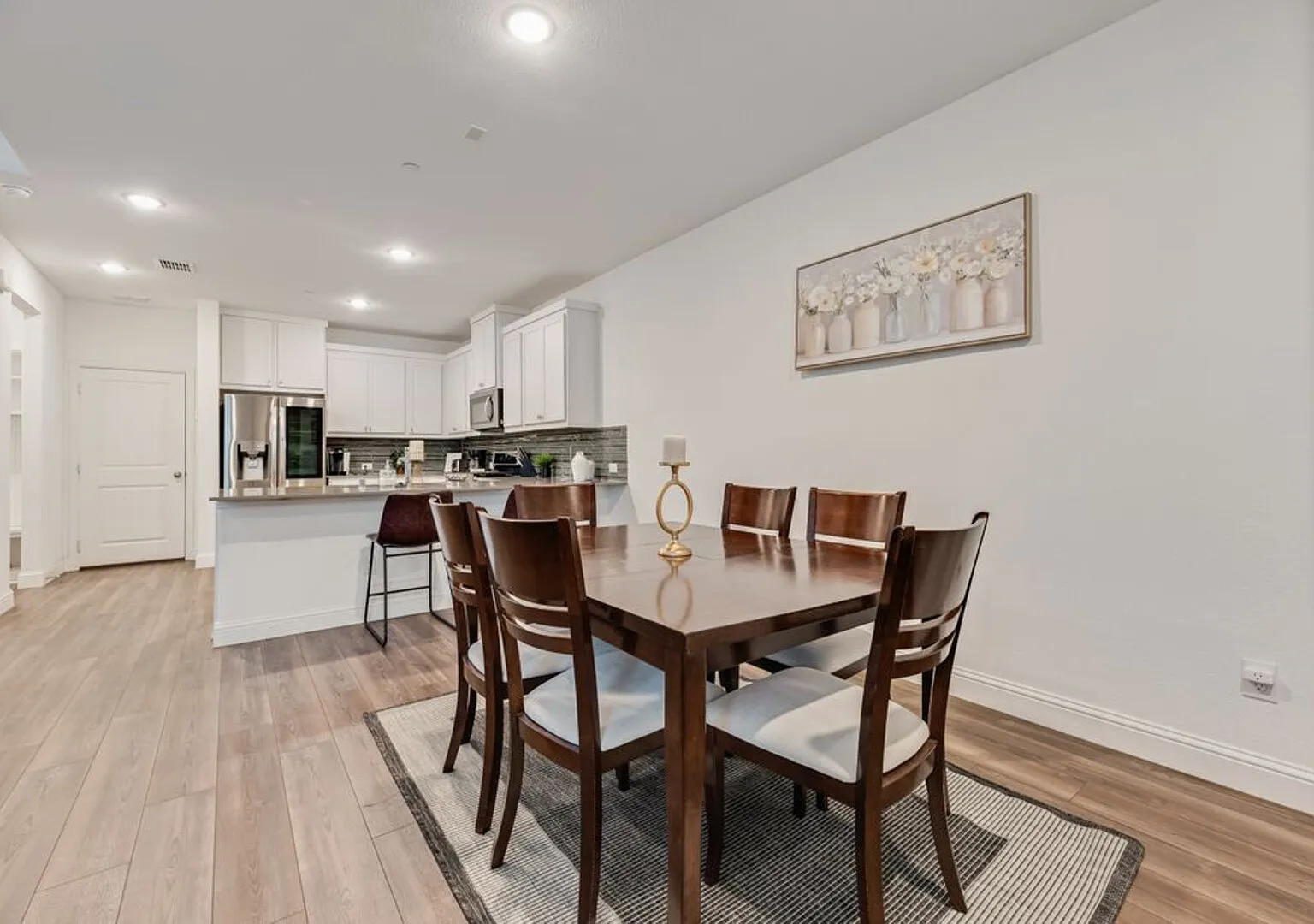 FS83215 min to Toyota Base - Sleeps 4 - Free Parking — Photo 2