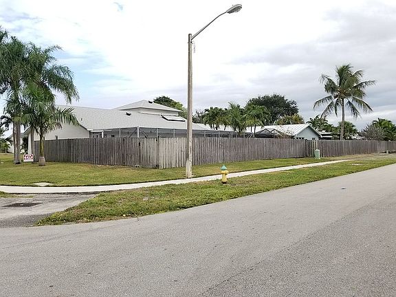 4th image of 2744 SW 14th Dr