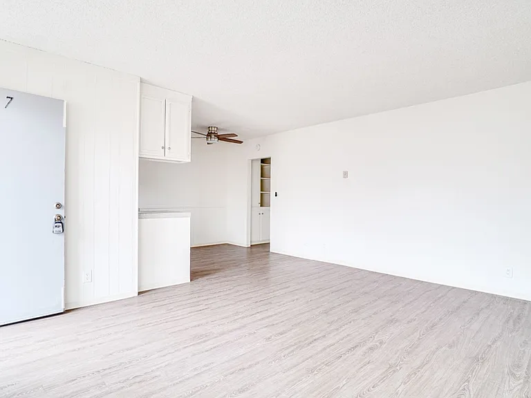 4736 Point Loma Ave — Photo 6