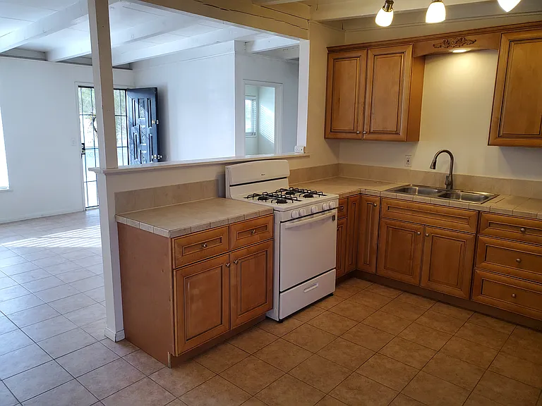 1041 Taos Dr — Photo 5
