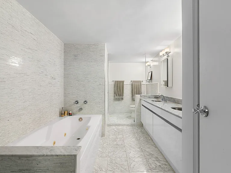 121 W 20th St #2D — Photo 9