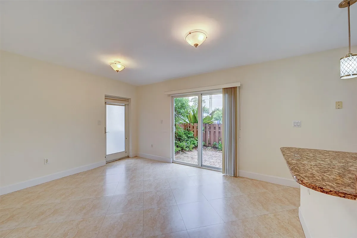 Building Photo - 410 SW 15th St #101