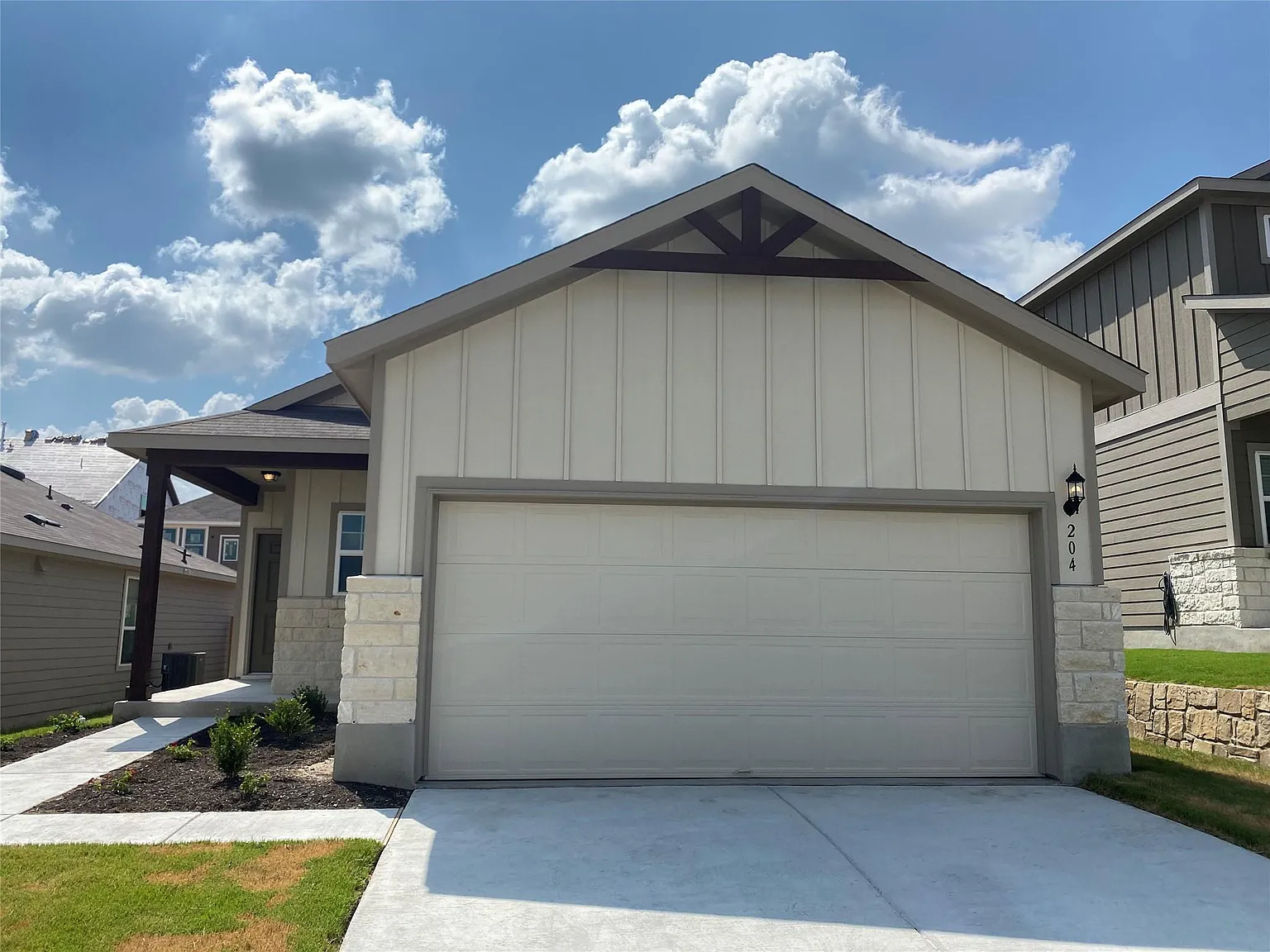 3 bed, 2.0 bath, 1207 sqft, $2,155 — Photo 2