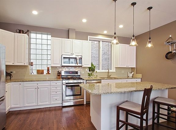 3rd image of 4240 N Kenmore Ave #3N