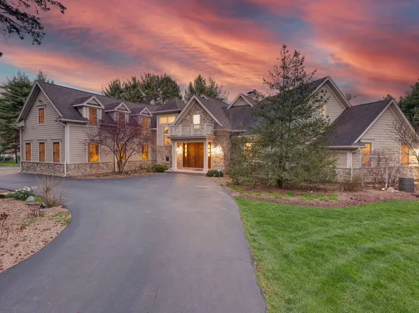 4 Middlebury Rd, Barrington, IL 60010