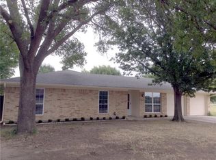 2 Rogers Cir, Krum, TX 76249