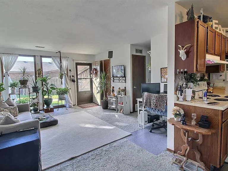 212 W Sarah Ln — Photo 3