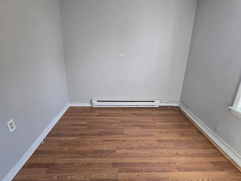 142 Inslee Pl #2R — Photo 6