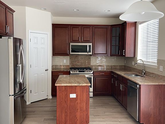 Kitchen - Granite Countertops/Backsplash, Stainless Steel Appliances.