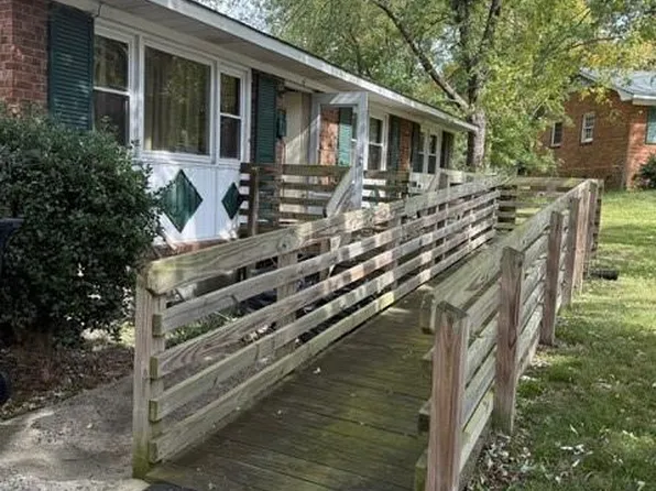 4 Carpenter Ct, Greensboro, NC 27403