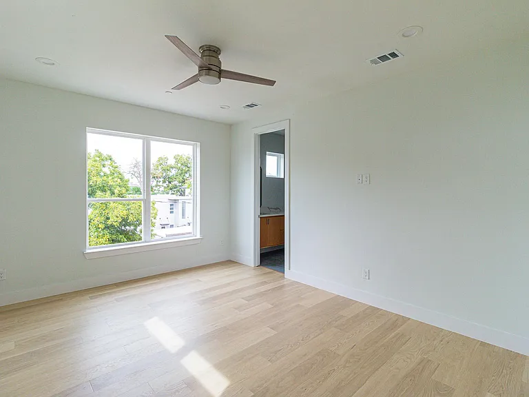 4210 Roseland Ave #104 — Photo 12