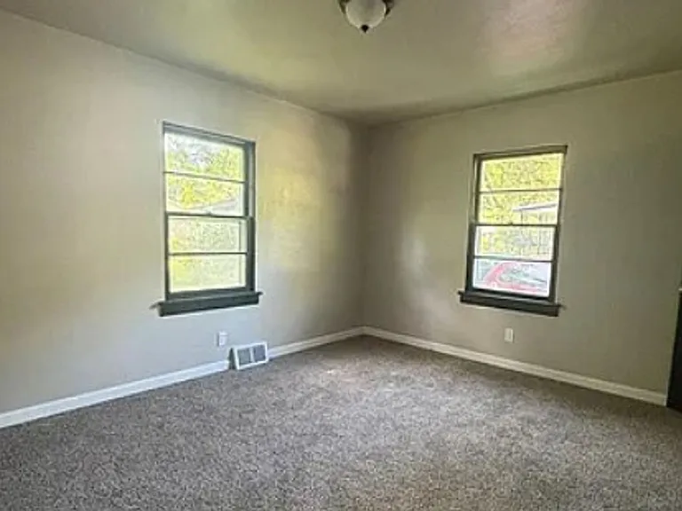 804 Preston Ln — Photo 6