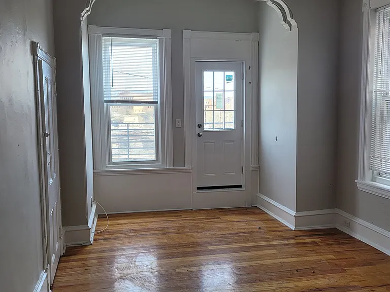 637 N 32nd St — Photo 15