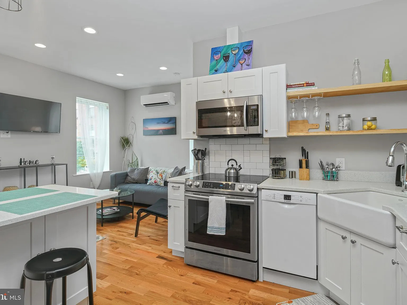 3 bed, 3.5 bath, 2000 sqft, $3,300 — Photo 3