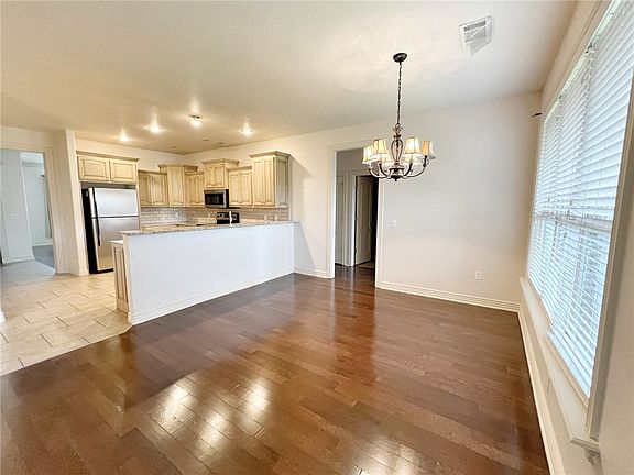 4th image of 4013 N Meadow View Dr