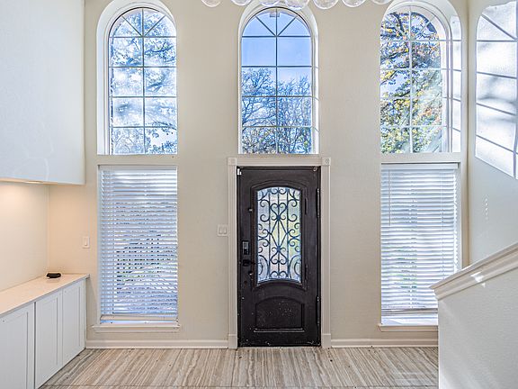 5th image of 1810 Southpark Dr