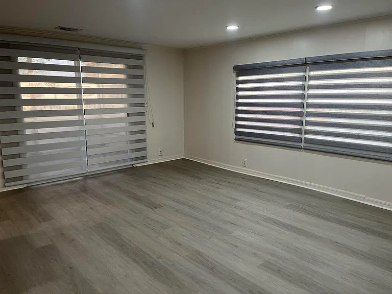 2425 Harden Blvd — Photo 1