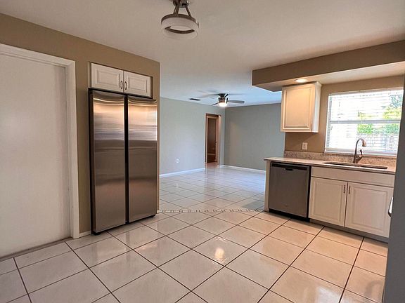 4th image of 878 Westport Dr