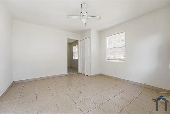 Studio, 300 sqft, $999 — Photo 2
