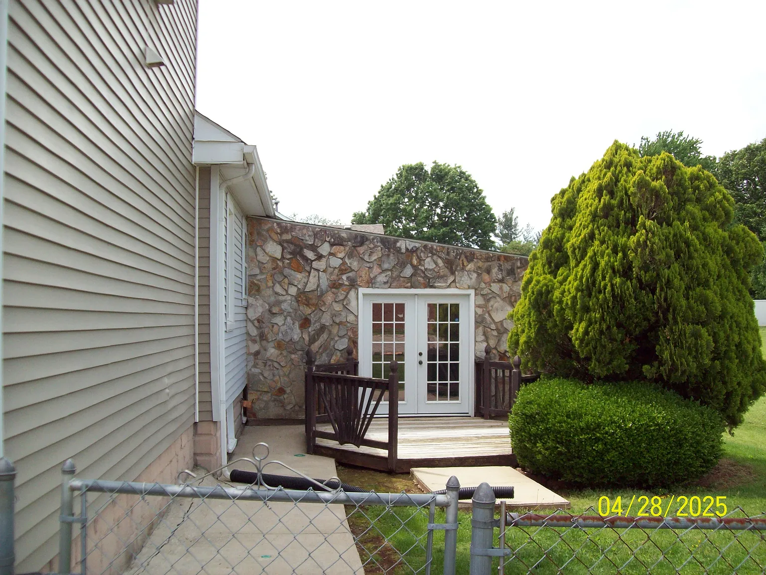3 bed, 2200 sqft, $1,450 — Photo 2
