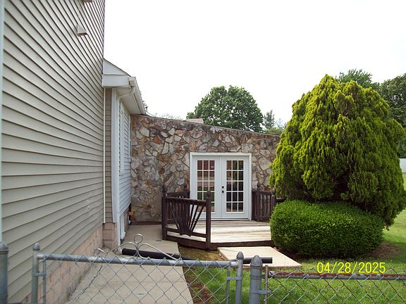 2nd image of 405 Brown St