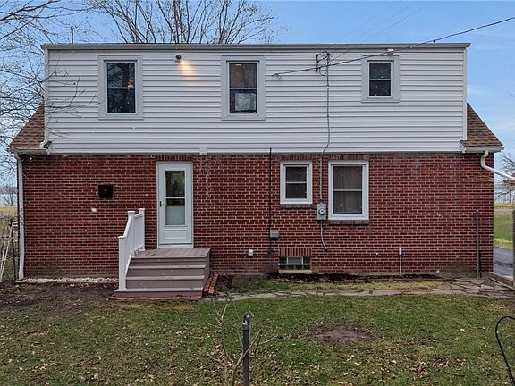 2nd image of 1123 W River Rd