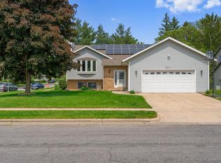 2011 Sandalwood Dr, Onalaska, WI 54650