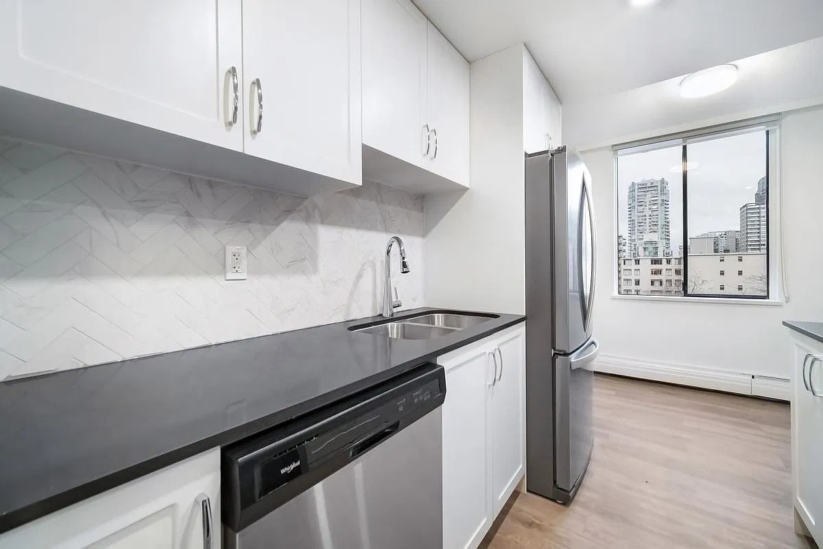 945 Jervis Street — Photo 1