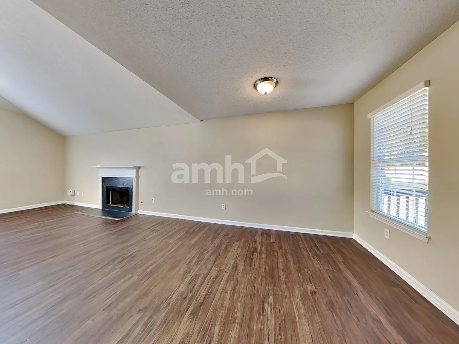 3 bed, 2.0 bath, 1606 sqft, $2,005 — Photo 4