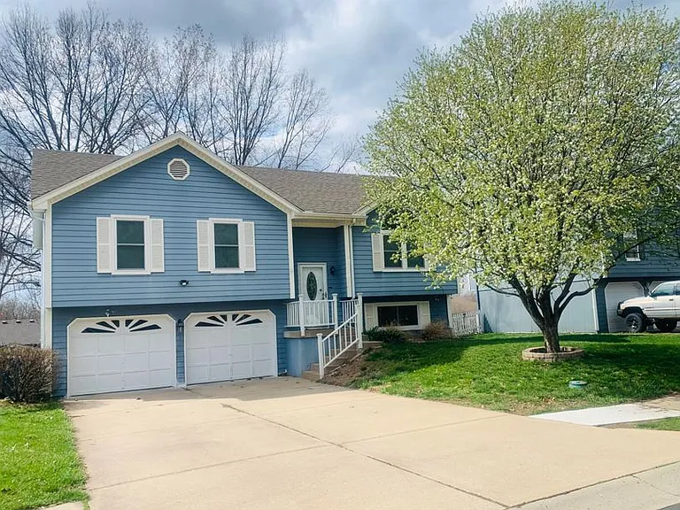 820 NE Bristol Dr — Photo 2