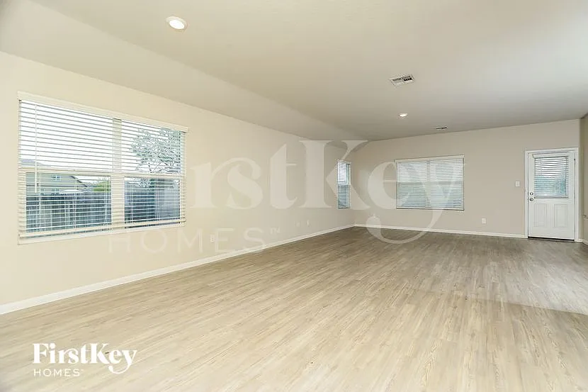 4 bed, 3.0 bath, 1910 sqft, $1,685 — Photo 3