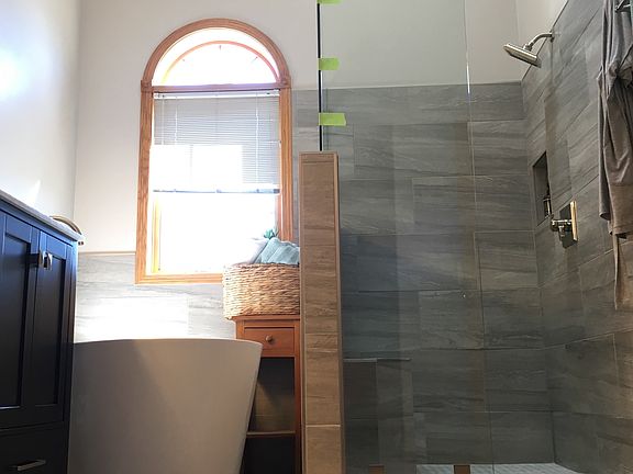 Master-2 sinks & toilet room