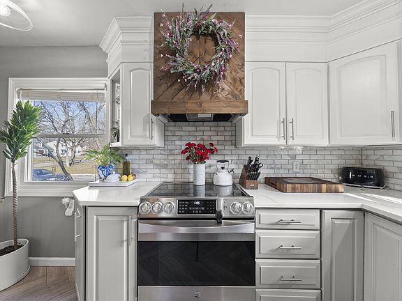 3rd image of 3194 Mountview Rd