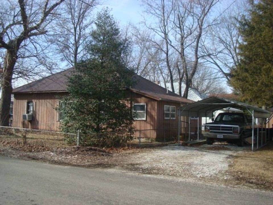 2nd image of 602 W Cherry St