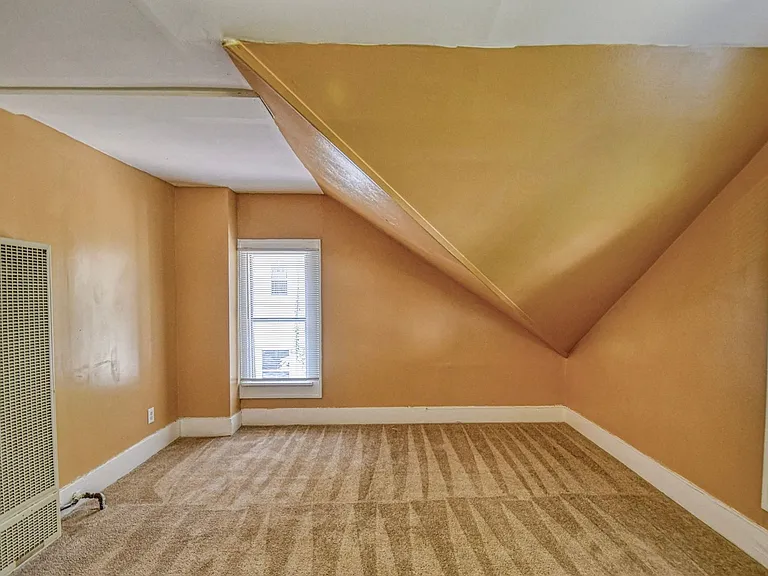 464 College Ave — Photo 6