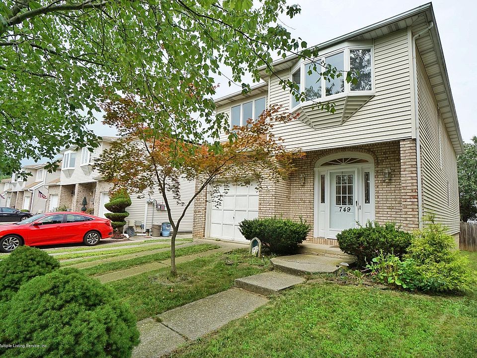 1st image of 749 Maguire Ave