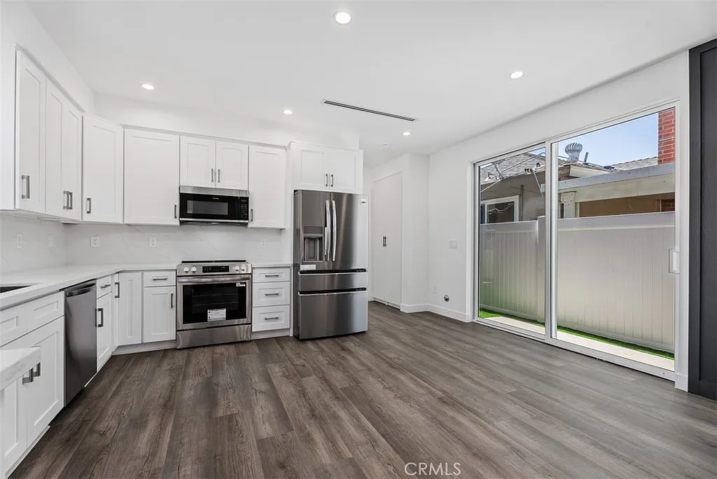 3 bed, 1200 sqft, $3,950 — Photo 1
