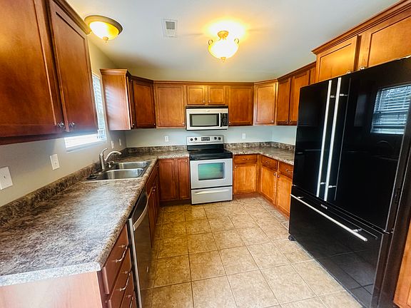 4th image of 285 Brookstone Dr